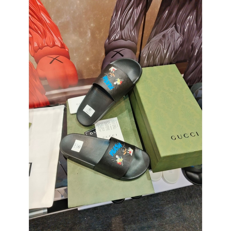 G*u*i slippers